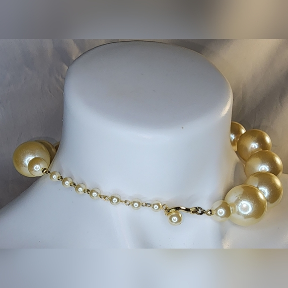 Vintage faux pearl beaded necklace and earring set - Picture 3 of 7